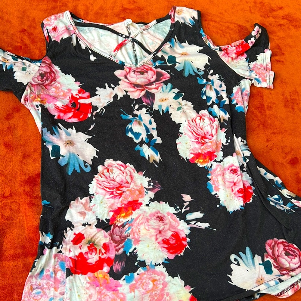 Xxl cold shoulder t plus size swing hem bold floral neckline x in fair shape